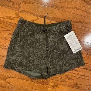 NWT Lululemon On the Fly shorts Size 4
